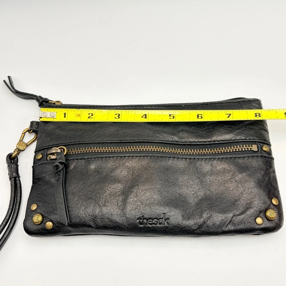 The SAK Sanibel Leather‎ Charging Wristlet Black Leather Top Zip Card Slots 8x5